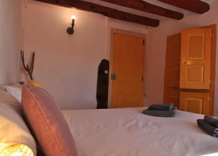 Dos Arcos Usana B&B 아인사